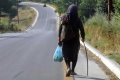 Κάνει θραύση: Θα μείνετε όταν δείτε το τσεμπέρι που φοράει η γιαγιά [photo]