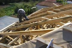 Αμφιλοχία: 56χρονος τραυματίστηκε πέφτοντας από τη στέγη του σπιτιού του