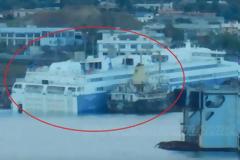 Η κατάντια του άλλοτε «βασιλιά» του Αιγαίου: Σαπίζει ημιβυθισμένο το 