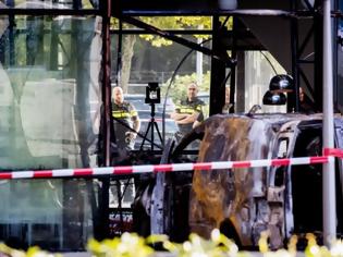 Φωτογραφία για Επίθεση στα γραφεία της De Telegraaf στο Άμστερνταμ - Άγνωστος «κάρφωσε» το φορτηγό του στη τζαμαρία