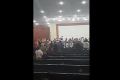 Πολίτες εισέβαλαν στην ΔΕΘ και ψάλουν Μακεδονία ξακουστή