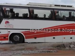 Φωτογραφία για Το οδόστρωμα «κατάπιε» λεωφορείο στον Λαγκαδά
