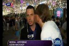Δημοσιογράφος της ΕΡΤ στη Μόσχα δέχθηκε φιλί από φίλαθλο σε ζωντανή μετάδοση... [video]