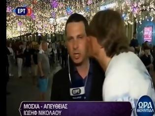 Φωτογραφία για Δημοσιογράφος της ΕΡΤ στη Μόσχα δέχθηκε φιλί από φίλαθλο σε ζωντανή μετάδοση... [video]