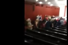 Παρέμβαση νεαρών πατριωτών .Τραγούδησαν το «Μακεδονία Ξακουστή» στην εκδήλωση του ΣΥΡΙΖΑ για το Σκοπιανό [Βίντεο]