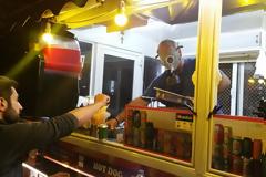 Ελληνικό «δαιμόνιο» - Ιδιοκτήτης καντίνας στην Θεσσαλονίκη έβαλε αντιασφυξιογόνα μάσκα και σέρβιρε στα επεισόδια [Εικόνες]