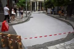 Ο πρώτος «λευκός» δρόμος της Αθήνας! Δείτε πού είναι, γιατί τον έβαψαν και τι να προσέξετε