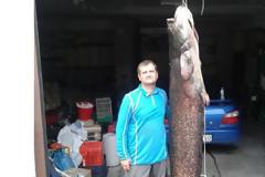 Ψαράς από το Βελβεντό έβγαλε ψάρι 84 κιλών!