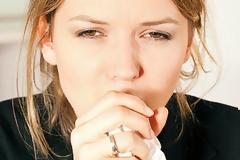 Πώς να εξαλείψετε το βήχα σας σε μια μέρα...