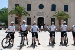 Πιο κοντά στους επισκέπτες οι ποδηλάτες αστυνομικοί