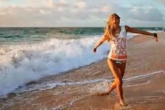 Πώς να καθυστερήσετε την περίοδό σας... για περισσότερα μπάνια στη θάλασσα