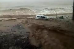 Αυτοκίνητο παρασύρθηκε από χείμαρρο και κατέληξε στη θάλασσα (ΒΙΝΤΕΟ)