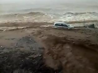 Φωτογραφία για Αυτοκίνητο παρασύρθηκε από χείμαρρο και κατέληξε στη θάλασσα (ΒΙΝΤΕΟ)