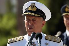 Τα εύσημα του Α/ΓΕΕΘΑ Ναύαρχου Ευάγγελου Αποστολάκη στο προσωπικό του NRDC-GR