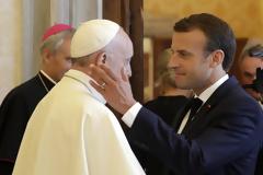 Το «κρύο» αστείο του Μακρόν που άφησε... άφωνο τον Πάπα