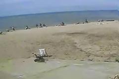 Δείτε σε βίντεο κύμα τριών μέτρων να «καταπίνει» παραλία στην Οδησσό!