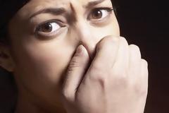 Αυτές οι τροφές θα σας σώσουν από την μυρωδιά του σκόρδου στην αναπνοή...