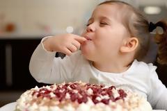 Ολοένα και περισσότερα παιδιά καταναλώνουν υπερβολική ποσότητα ζάχαρης πριν ακόμη γιορτάσουν τα πρώτα τους γενέθλια!