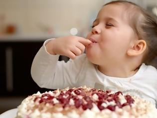 Φωτογραφία για Ολοένα και περισσότερα παιδιά καταναλώνουν υπερβολική ποσότητα ζάχαρης πριν ακόμη γιορτάσουν τα πρώτα τους γενέθλια!
