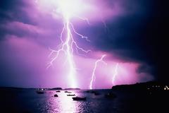 Τι είναι αστραπή και τι κεραυνός και πώς θα προστατευτείτε από τους κεραυνούς; Τι να κάνετε αν είστε στη θάλασσα με καταιγίδα;