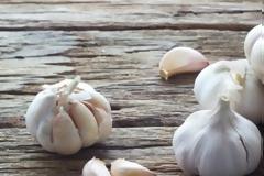 Έτσι θα απαλλαγείτε από την έντονη μυρωδιά του σκόρδου!