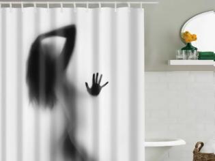 Φωτογραφία για Γιατί σας... κολλάει η κουρτίνα του μπάνιου όταν κάνετε ντους και πώς να το σταματήσετε