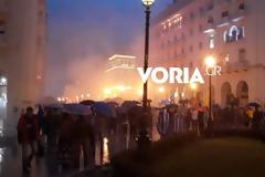 Ένταση στη Θεσσαλονίκη στην πορεία για τη Μακεδονία: Οπαδοί του ΠΑΟΚ επιτέθηκαν σε αντιεξουσιαστές - Δύο τραυματίες [Βίντεο]