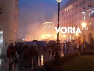 Φωτογραφία για Ένταση στη Θεσσαλονίκη στην πορεία για τη Μακεδονία: Οπαδοί του ΠΑΟΚ επιτέθηκαν σε αντιεξουσιαστές - Δύο τραυματίες [Βίντεο]