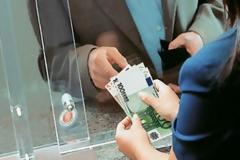 Στήνουν σκηνικό παροχών με υποσχέσεις για μειώσεις φόρων – Λιγότερος ΕΝΦΙΑ και εισφορές – αυξάνεται ο κατώτερος μισθός