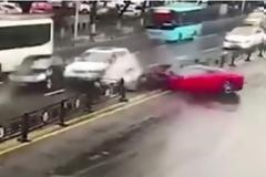 Κινέζα έκανε σμπαράλια μια Ferrari που είχε μόλις νοικιάσει [video]