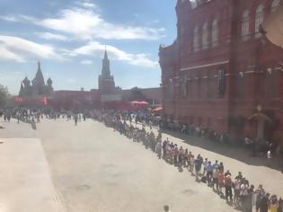Φωτογραφία για Μόσχα: Φίλαθλοι του Μουντιάλ κάνουν ουρές για να δουν τη μούμια του Λένιν