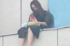 Κτηνωδία στην Κίνα: Πλήθος φώναζε σε κοπέλα «Πήδα από τον 8ο όροφο» – Χειροκρότησαν και γέλασαν μετά τον θάνατό της [photo]