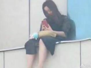 Φωτογραφία για Κτηνωδία στην Κίνα: Πλήθος φώναζε σε κοπέλα «Πήδα από τον 8ο όροφο» – Χειροκρότησαν και γέλασαν μετά τον θάνατό της [photo]