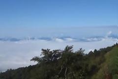 Απίστευτο τοπίο με μια θάλασσα από σύννεφα [video]