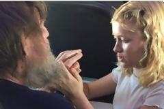 Συγκινητική ιστορία: 15χρονη βοηθά τυφλό και κωφό να επικοινωνήσει σε αεροπορική πτήση [photos]