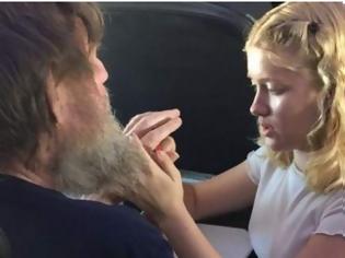 Φωτογραφία για Συγκινητική ιστορία: 15χρονη βοηθά τυφλό και κωφό να επικοινωνήσει σε αεροπορική πτήση [photos]