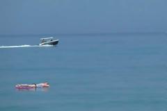 Απίστευτη περιπέτεια 55χρονης στο Ρέθυμνο -20 ώρες στη θάλασσα σε ένα στρώμα, την εντόπισε πιλότος!