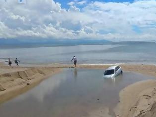 Φωτογραφία για Η άμμος «κατάπιε» αυτοκίνητο στην παραλία των Βρασνών [photo]