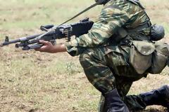 Για εγκληματική ενέργεια και όχι αυτοκτονία κάνει λόγο η μητέρα του στρατιώτη που βρέθηκε νεκρός με μία σφαίρα στο κεφάλι στο νησί της Ρω