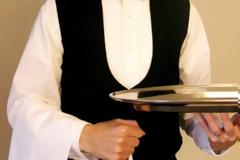 Παίρνει με την αξία του τον τίτλο του απόλυτου σερβιτόρου... [video]