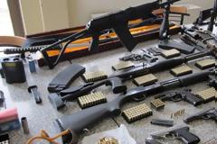 Απίστευτο: Η αστυνομία βρήκε στο σπίτι του 10.000 όπλα