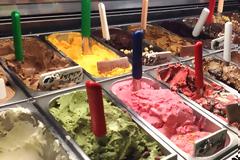 Κάγκελο οι πελάτες αυτού του παγωτατζίδικου - Δείτε τι γεύση παγωτό έφτιαξε ο τύπος