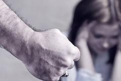 Επιχειρηματίας ξυλοκόπησε εργαζόμενη