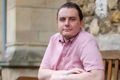 Βρετανός υποστηρίζει ότι έγινε γκέι από τα παυσίπονα που έλαβε όταν έσπασε το πόδι του!