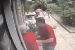 Η στιγμή της επίθεσης στο Παλαιό Φάληρο