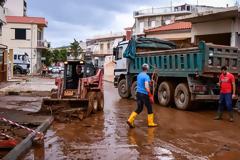 Η Μάνδρα πλημμύρισε ξανά και για τη Δούρου φταίει η... κλιματική αλλαγή Videos