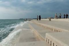 ΜΟΝΑΔΙΚΟ: Κάτι πολύ όμορφο συμβαίνει όταν τα κύματα σκάνε σε αυτόν τον πεζόδρομο! [video]