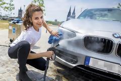 Ελληνίδα, φέρνει τα πάνω κάτω στο πλύσιμο αυτοκινήτου, με μια 