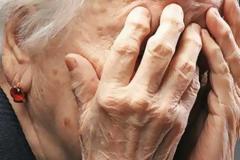 Φθιώτιδα: Της έδωσαν χρήματα και χρυσαφικά για να μη χαλάσουν από την διακοπή ρεύματος.