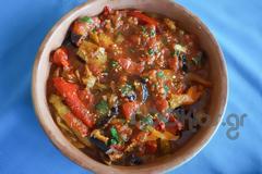 Η συνταγή της Ημέρας: Μελιτζάνες και πιπεριές με σάλτσα